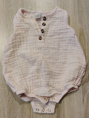 Lou Lou & Company Light Pink Gauze Baby Romper with Buttons Size 6-12mo